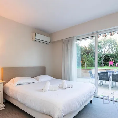Spacious Pool And Parking Apartment