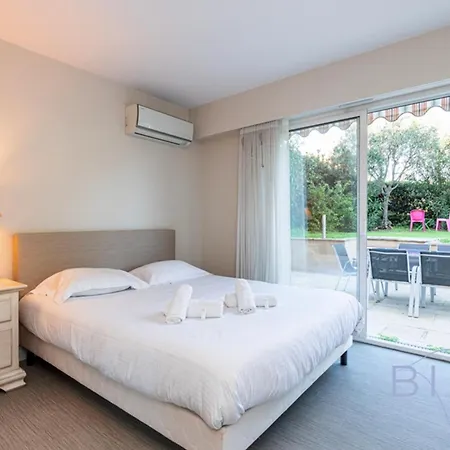 Apartment Spacious Pool And Parking