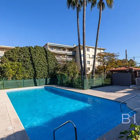 Spacious Pool And Parking Apartment