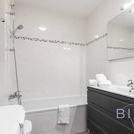 Apartment Spacious Pool And Parking