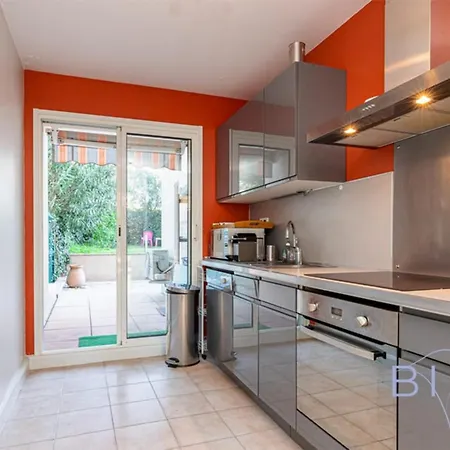 Spacious Pool And Parking Apartment