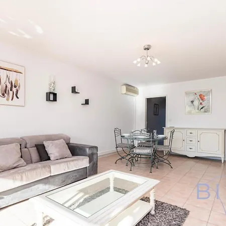Apartment Spacious Pool And Parking