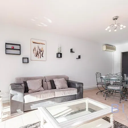 Spacious Pool And Parking Apartment