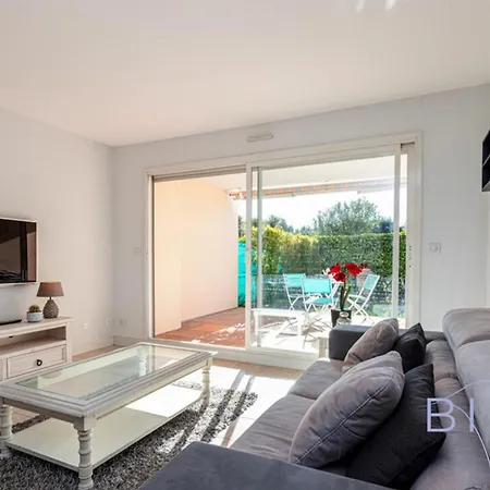 Spacious Pool And Parking Apartment *